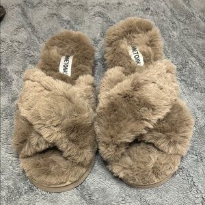 Minnetonka Fuzzy Tan Platform Slippers